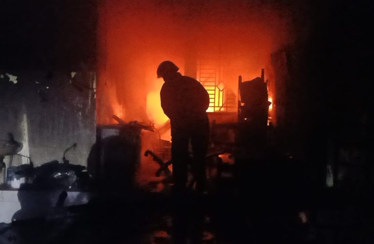 Gegara Konsleting Listrik Garasi dan Satu Unit Mobil Ludes Terbakar