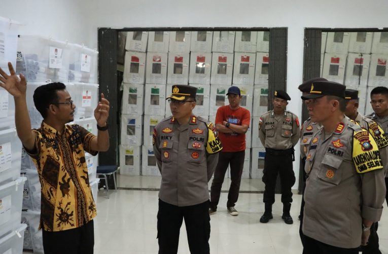 Cek Hasil Rekapitulasi Yang Tersimpan di kantor KPU, Kapolres Bintan Kunjungi KPU Kabupaten Bintan