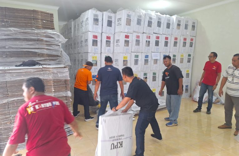 Polres Bintan Lakukan Pengawalan dan Pengamanan Pelepasan Logistik Pemilu Hasil Rekapitulasi Perolehan Suara