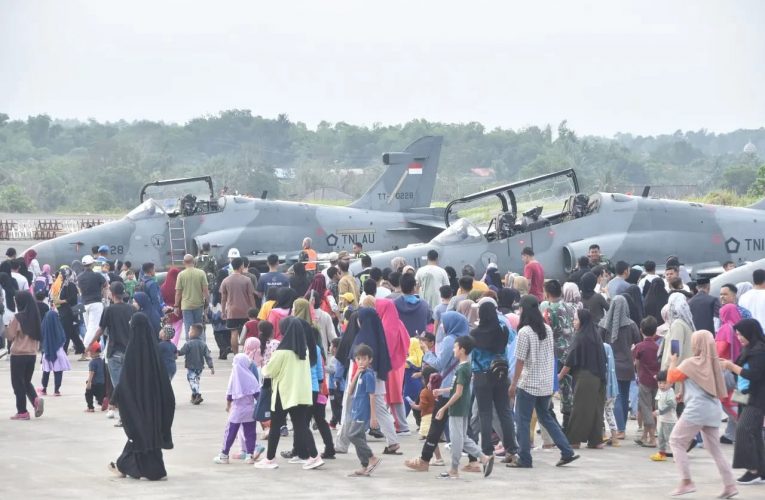 Masyarakat Tanjungpinang Antusias Saksikan Open Base dan Static Show Pesawat Hawk