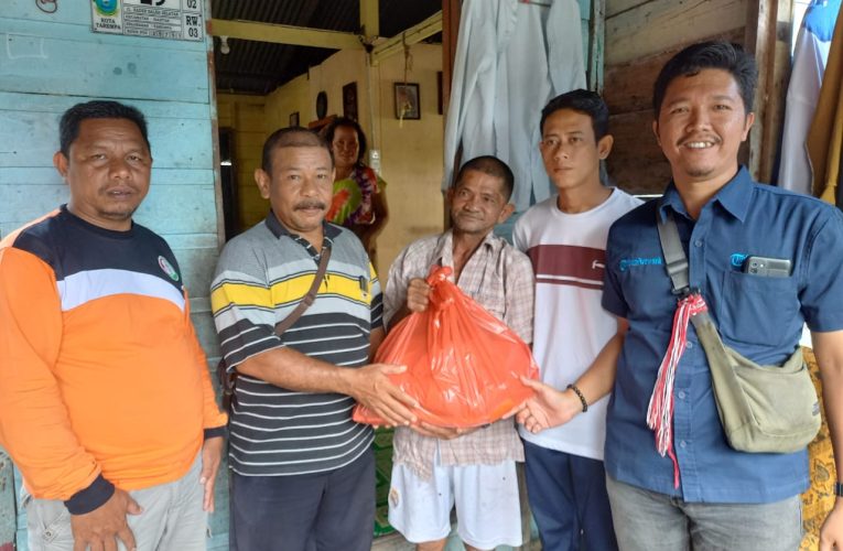 Bersama Kelurahan Tarempa, PWI Anambas Salurkan Sembako ke Warga Kurang Mampu