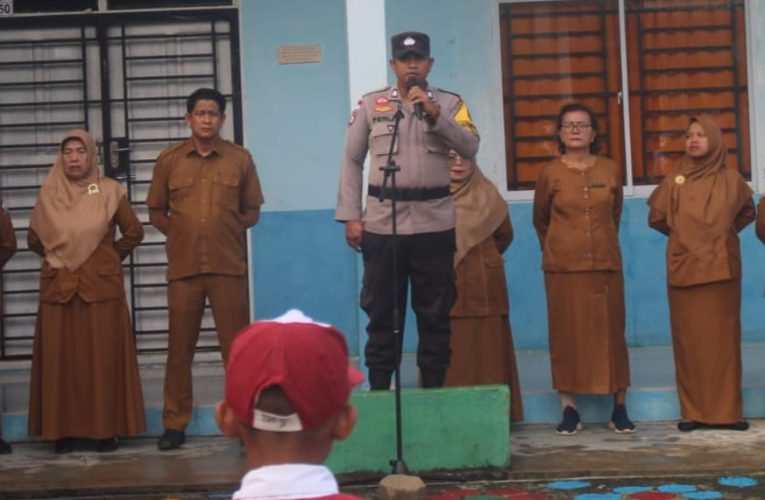 Bhabinkamtibmas Kelurahan Sungai Enam Jadi Inspektur Upacara di SD