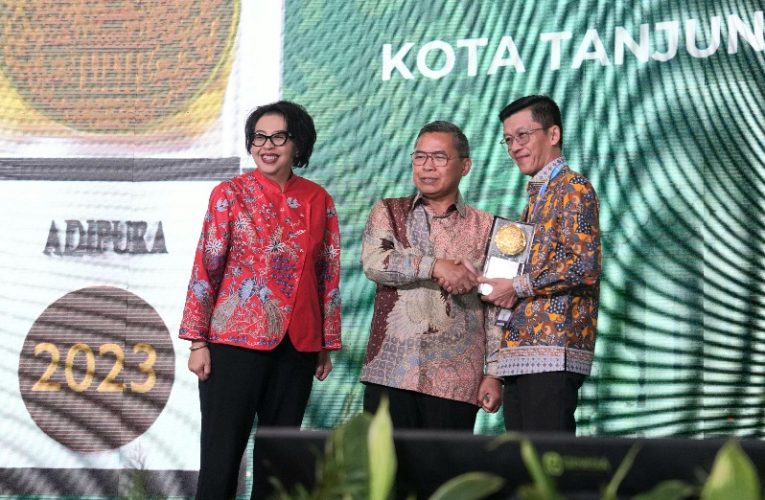 Kota Tanjungpinang Bersinar dengan Piala Anugerah Adipura 2023 dari KLHK