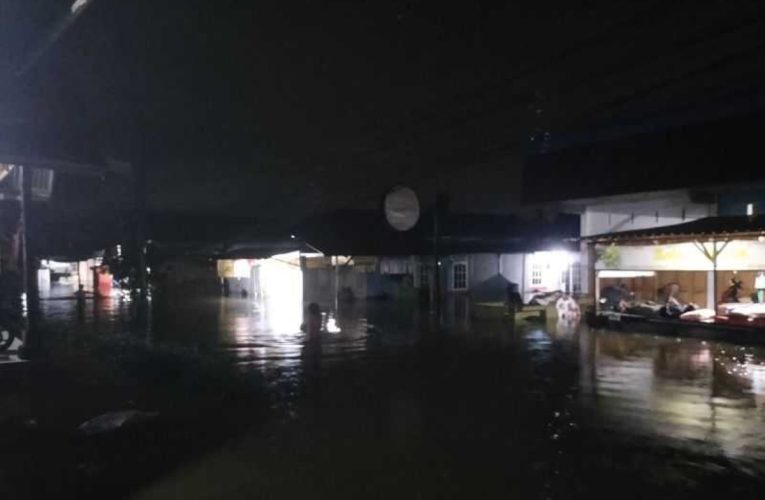 Banjir Melanda Kota Padang, Warga Terpaksa Mengungsi di Tengah Ketinggian Air Mencapai 2 Meter