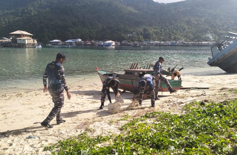 DanPosal Jemaja Ajak Masyarakat Bersih-Bersih Pantai Jelang Bulan Suci Ramadhan