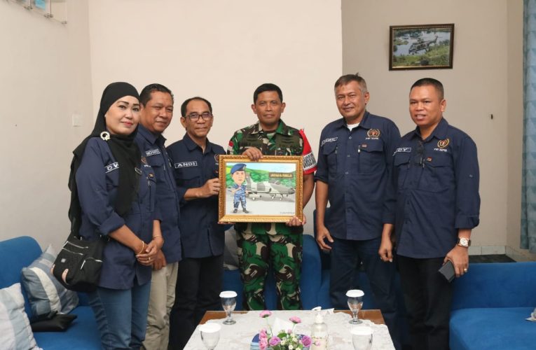 Sebagai Bentuk Apresiasi, PWI Kepri Hadiahi Karikatur Kolonel Pnb Andi Nur Abadi Disamping Hawk 200