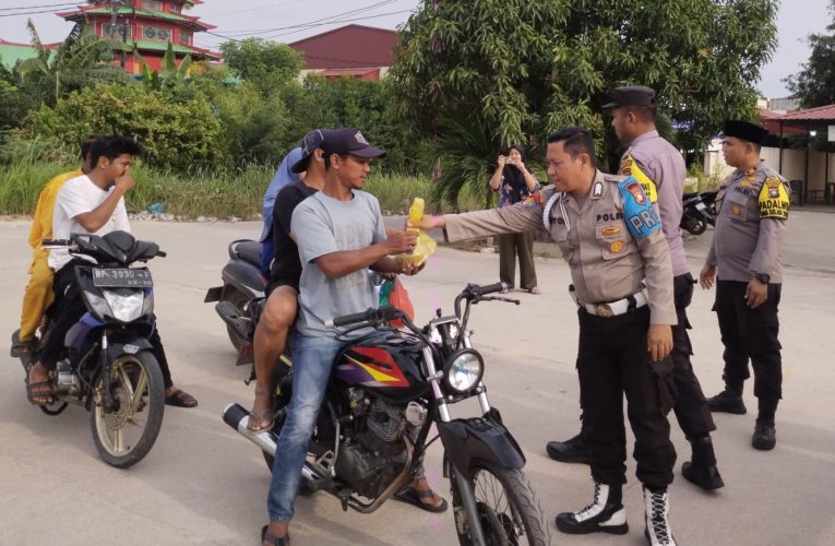 Polsek Bengkong Rayakan Ramadhan dengan Bagi-bagi Takjil Gratis ke Pengguna Jalan