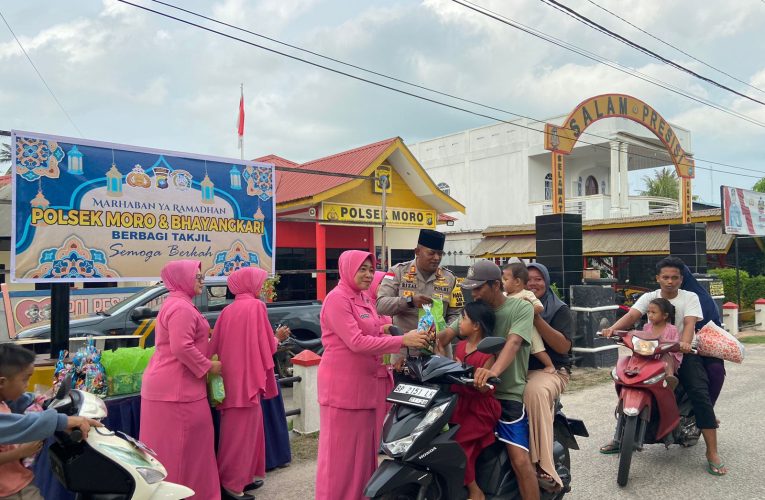 Kapolsek Moro Bagi Takjil Bersama Jajaran Polisi dan Bhayangkari untuk Maknai Bulan Suci Ramadhan