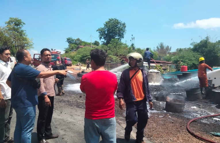 Penanganan Cepat Polsek Bengkong Padamkan Kebakaran Ban Bekas di Jalan Yos Sudarso