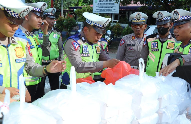 Satlantas Polresta Tanjungpinang Bagikan Nasi Kotak dan Himbau Keselamatan Berkendara dalam Aksi Sosial “Berkah Ramadan”
