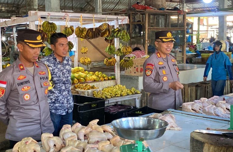 Kapolres Bintan Cek Ketersediaan Sembako dan Harga Pasar Secara Langsung