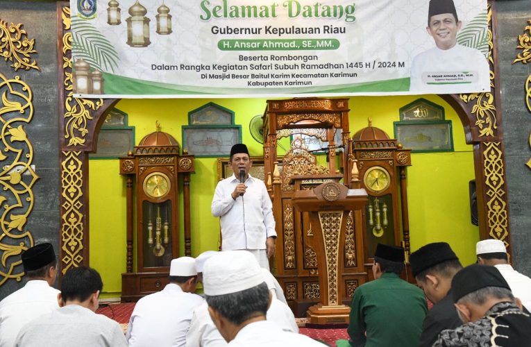 Gubernur Kepri H. Ansar Ahmad Salurkan Bantuan Rp70 Juta Saat Safari Subuh di Masjid Tanjung Balai Karimun