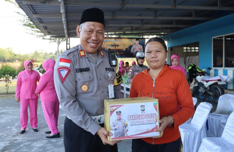Ketua Bhayangkari Cabang Bintan dan Polres Bintan Bagi-bagi Takjil dan Sembako di Persimpangan Jalan