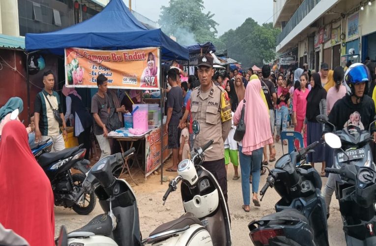 Pengamanan Polsek Bengkong Memastikan Kondusifitas Pasar Tumpah Ramadan