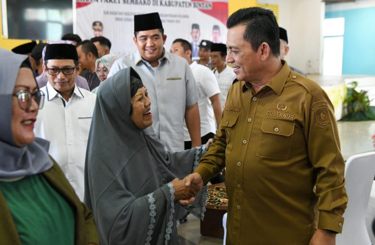 Gubernur Ansar Serahkan Bantuan Sembako untuk Masyarakat Bintan Menjelang Lebaran