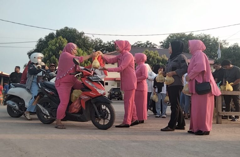 Berbagi Berkah Ramadan, Bhayangkari Ranting Bengkong bersama Kapolsek Bagi 200 Takjil ke Pengguna Jalan