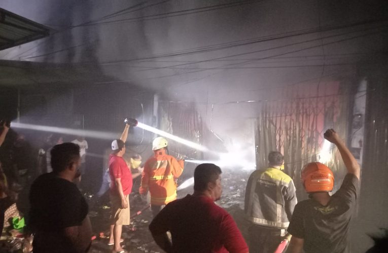 Ruko Kelontong Hangus Terbakar di Pasar KUD, Petugas Berjuang Padamkan Api