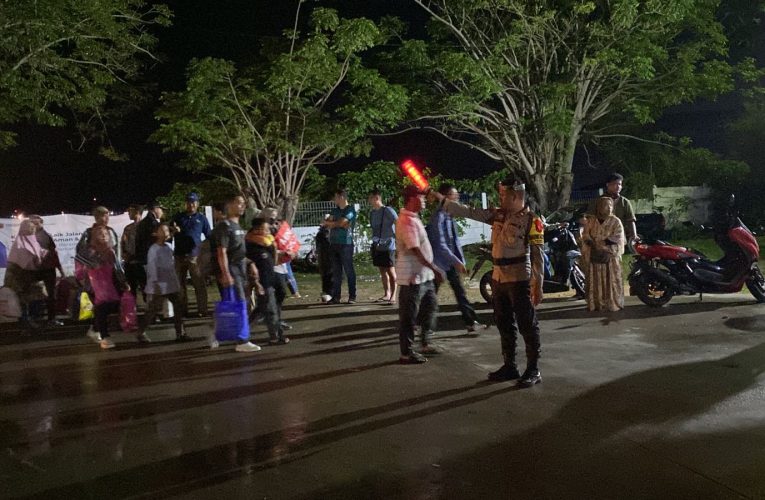 Kapolres Bintan Memantau Arus Balik Hingga Dini Hari di Pelabuhan ASDP Tanjung Uban