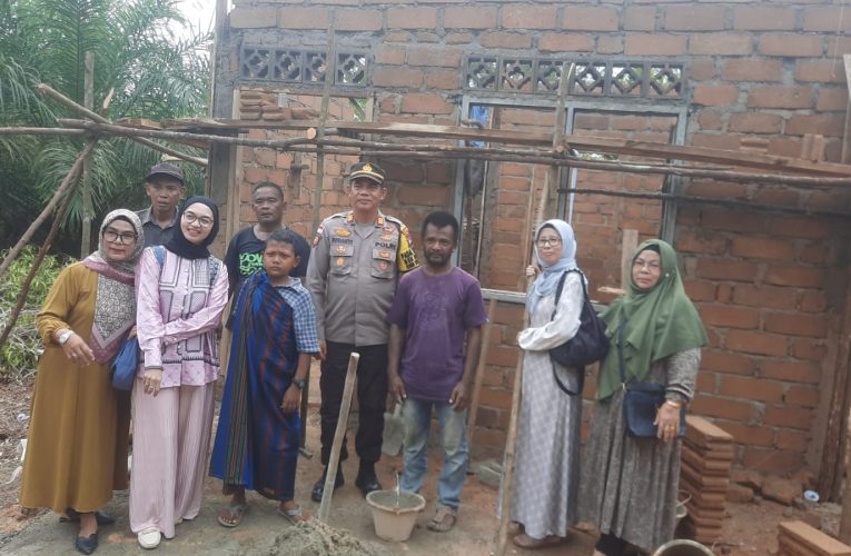 Kapolsek Bintan Timur Serahkan Bantuan Material Bangunan kepada Warga Tidak Mampu
