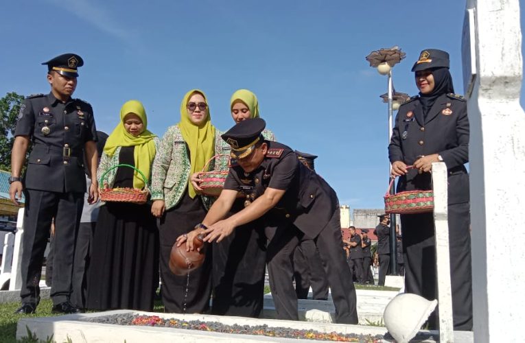 Kantor Wilayah Kemenkumham Kepri Memperingati Hari Bhakti Pemasyarakatan Ke-60 dengan Ziarah Kubur dan Tabur Bunga