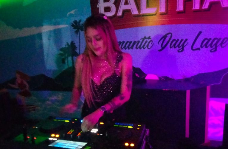 Dj Tia Gazer Menggetarkan Golden Beach Bengkong Kedua Kalinya