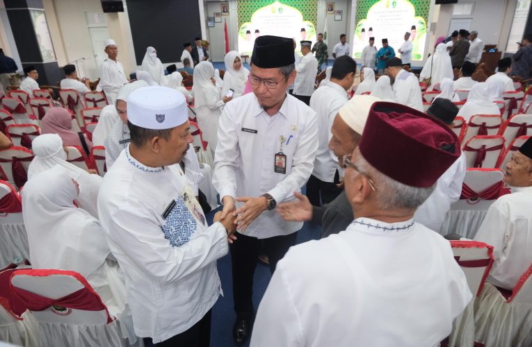 Sekda Zulhidayat Lepas 203 Jemaah Calon Haji Kota Tanjungpinang 