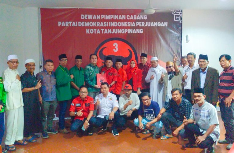 Bersama Pendukung, Momon Kembalikan Formulir Pendaftaran Balon Pilkada di PDI Perjuangan