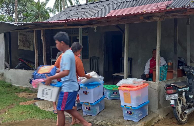 BPBD Tanjungpinang Serahkan Bantuan Logistik kepada Korban Angin Puting Beliung di Kampung Sekatap Dompak