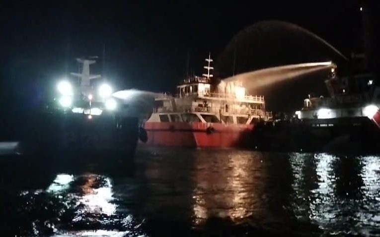 Kapal Tanker SPOB JEANITA Terbakar di Perairan Tanjung Uban, Tim Penyelamat Berhasil Padamkan Api