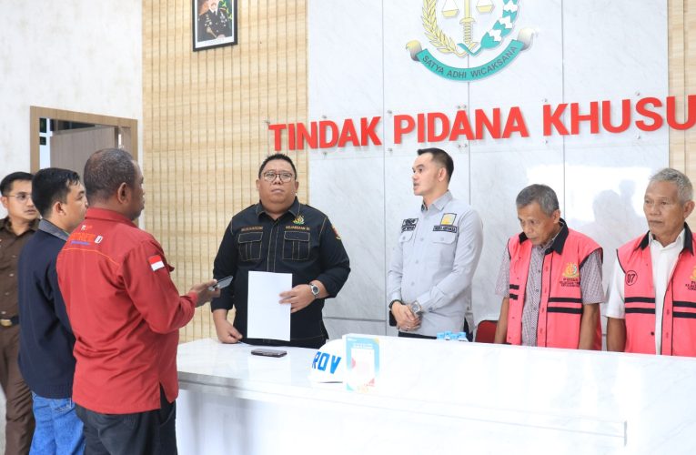 Penyerahan Tersangka dan Barang Bukti Kasus Korupsi Pembangunan Polder di Tanjungpinang