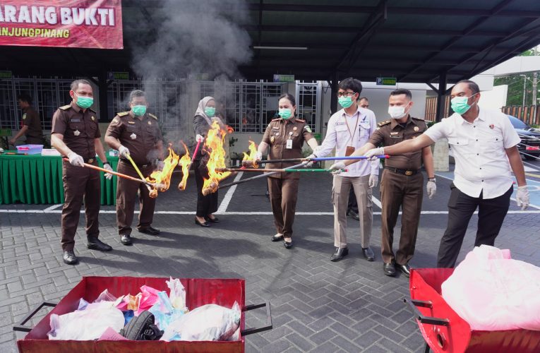 Kejari Tanjungpinang Musnahkan Barang Bukti Hasil Kejahatan Tindak Pidana Umum