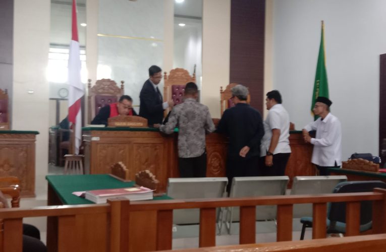 Mencari Keadilan, Acai Layangkan Gugatan