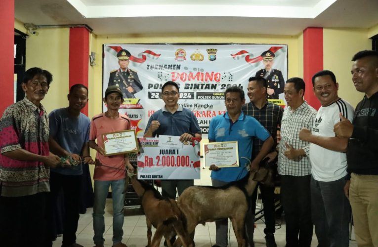 Pemenang Sepasang Domino Mendapat Hadiah 2 Ekor Kambing dari Kapolres Bintan