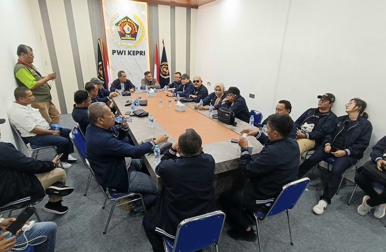 Sejumlah Tokoh Pers Riau Kunjungi Sekretariat PWI Kepri dalam Rangkaian Bimtek SPS