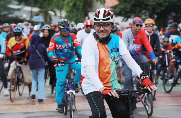 Jefridin Hamid Pimpin Ratusan Pesepeda Batam dalam Peringatan Hari Sepeda Sedunia