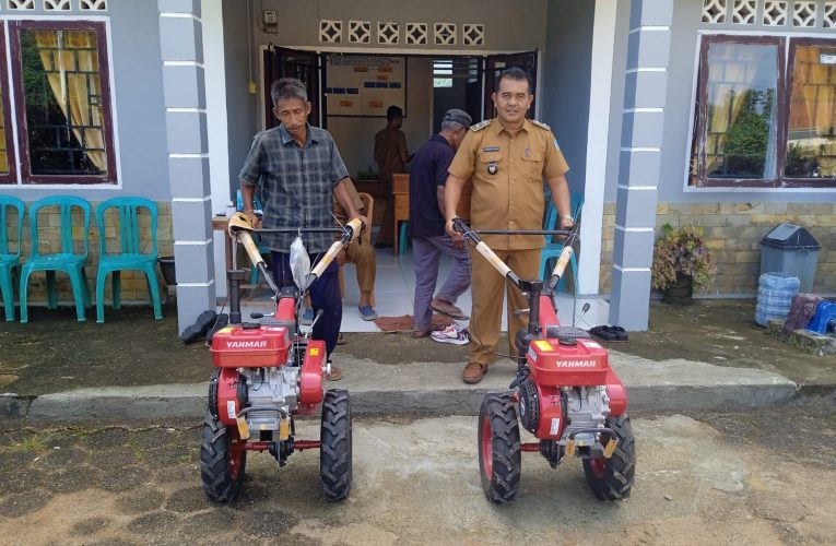 Kades Bukit Padi Serahkan Dua Unit Mesin Bajak kepada Kelompok Tani Sami Jaya