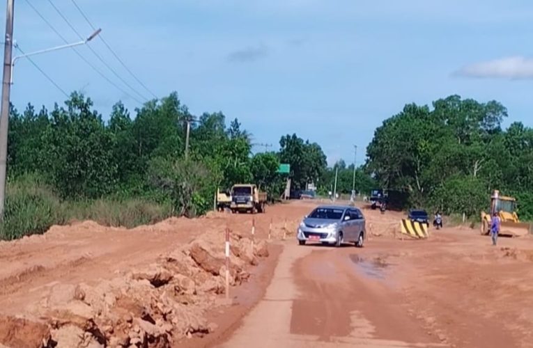 Terkesan Asal-Asalan, Pengerjaan Proyek Overlay Jalan Daeng Celak Tuai Keluhan Warga