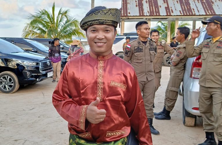 Kacabjari Tarempa Niky Junismero Berikan Apresiasi di Festival Internasional Folklore Padang Melang