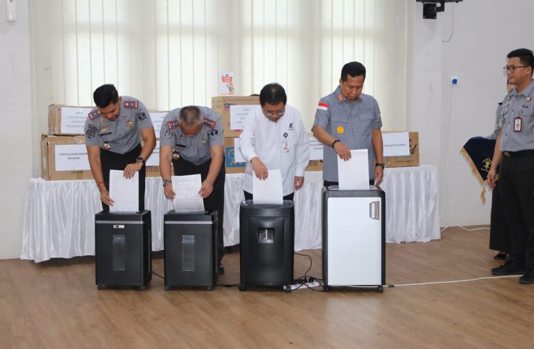 Bersama Arsip Nasional RI, Kanwil Kemenkumham Kepri Musnahkan 73.642 Arsip 
