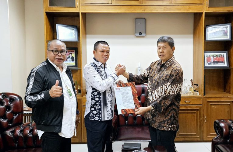 Ketua Umum KKSS Serahkan SK Pengurus BPW KKSS Kepri
