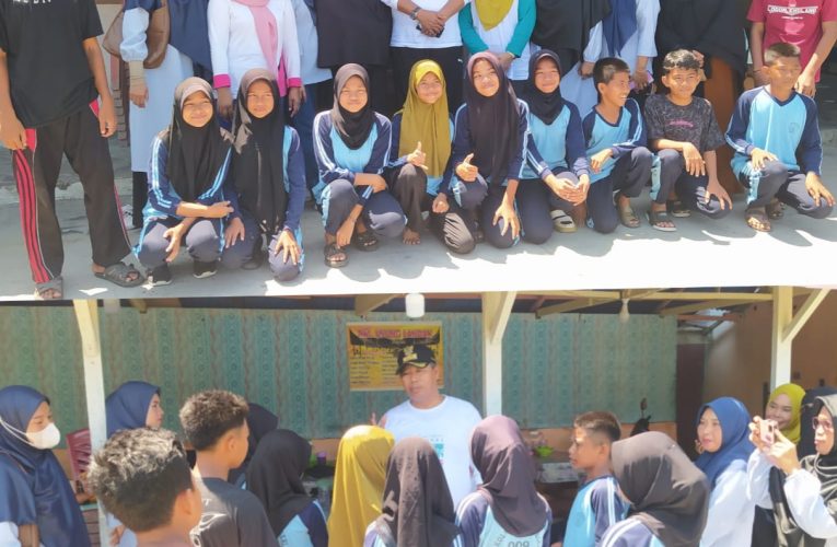 Bupati Abdul Haris SH MH Makan dan Berfoto Bersama Murid SDN 009 Landak