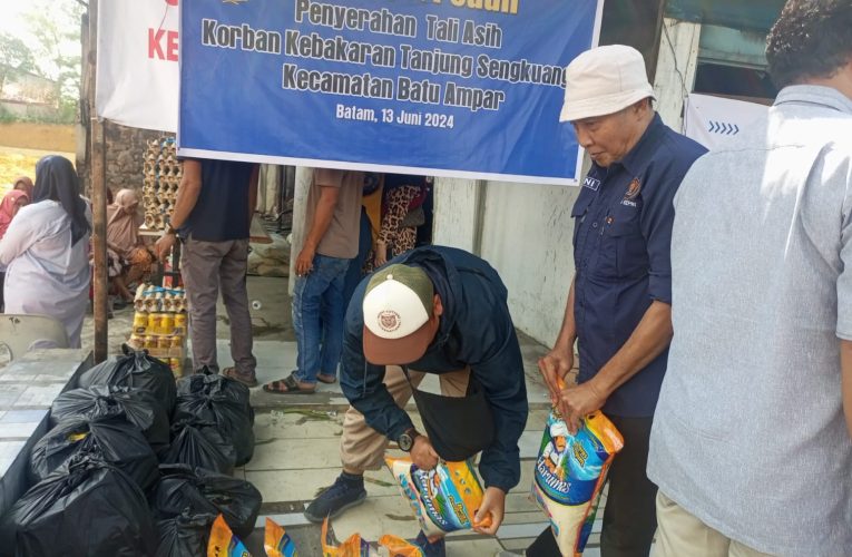 Korban Kebakaran Kios Seken 12 KK di Tanjungsengkuang Dapat Bantuan PWI Kepri