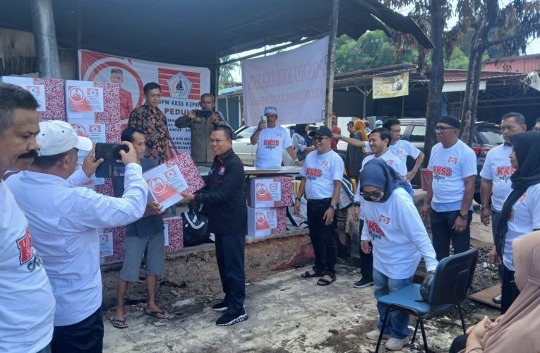 KKSS Kepri Serahkan Bantuan Sembako dan Sapi Qurban