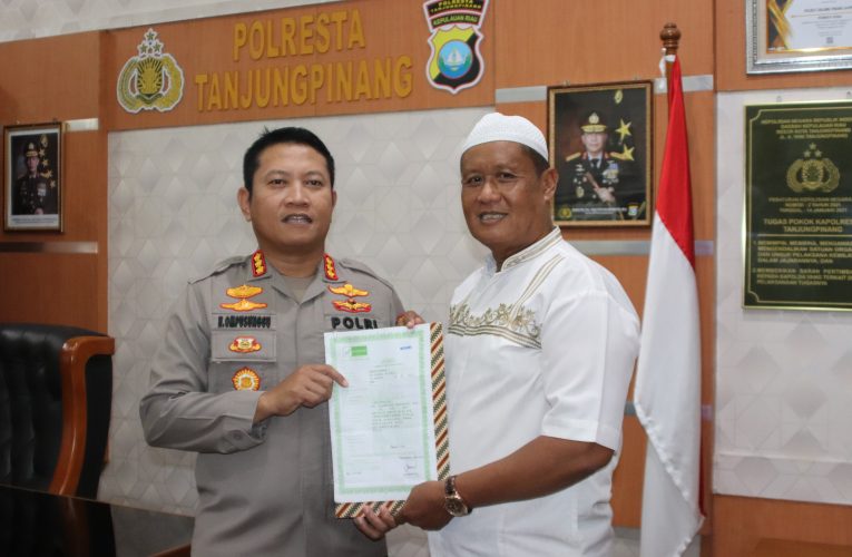 Kapolresta Tanjungpinang Beri Hadiah Umroh Kepada Mantan Kasat Binmas