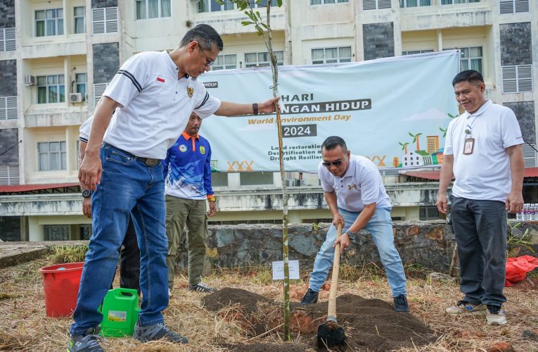 Peringatan Hari Lingkungan Hidup Sedunia, Pj. Wali Kota Tanjungpinang Tanam Bibit Pohon di Halaman Perkantoran