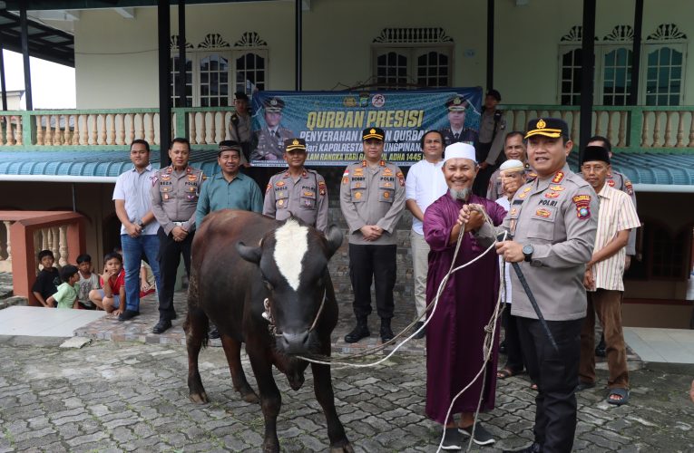 Kapolresta Tanjungpinang Serahkan Sapi Kurban Idul Adha 1445 H Kepada Masjid dan Ponpes