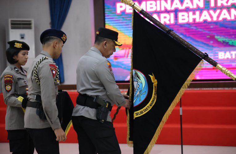 Irjen Pol Yan Fitri Pimpin Upacara Pencucian Pataka Polda Kepri dalam Rangka Menyambut HUT Bhayangkara 