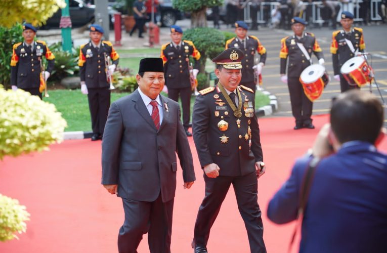 Menhan Prabowo Subianto Terima Penghargaan Tanda Kehormatan Bintang Bhayangkara Utama Polri