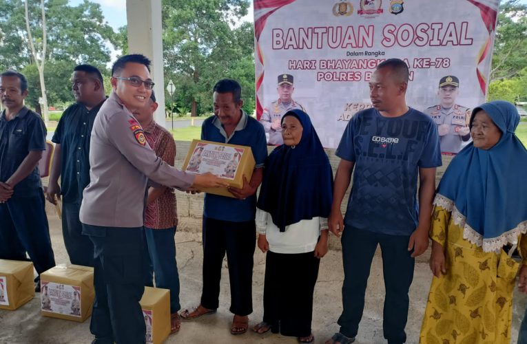 Kapolri Pimpin Pemberian Bantuan Sosial Serentak Seluruh Indonesia