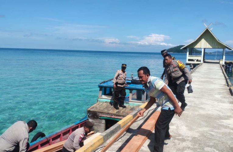Kepedulian Kapolres Kepulauan Anambas Bantu Warga Desa Sunggak yang Terkena Hujan Deras dan Angin Kencang